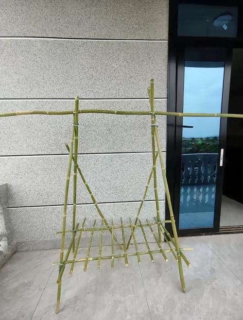 旧雨伞骨改造成晾衣架，晾晒围巾不滑落