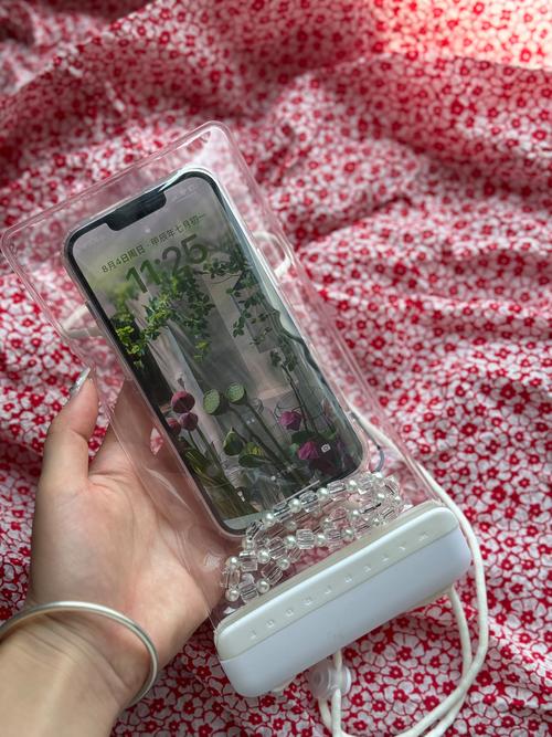 雨天手机防水怎么做？塑料袋 + 橡皮筋密封