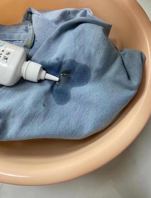 衣服上的火锅红油残渍怎么去除?