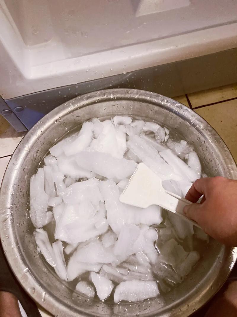 用吹风机快速去除冰箱异味