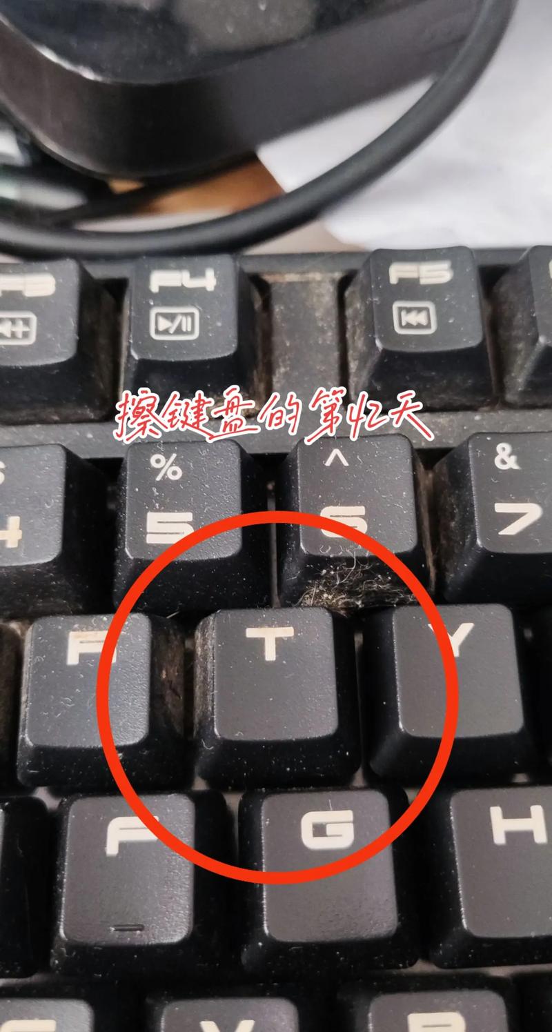 如何快速清洁键盘缝隙?不用拆键的技巧