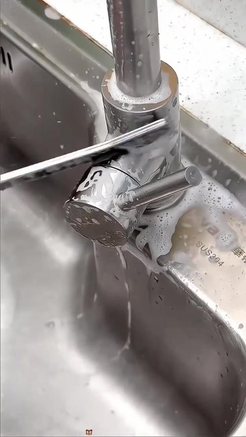 旧牙刷妙用!清洁瓷砖缝隙