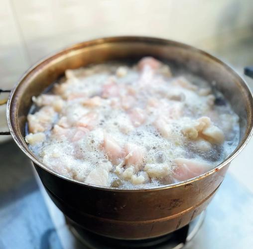 熬猪油时加清水还是料酒?去腥增香的差异