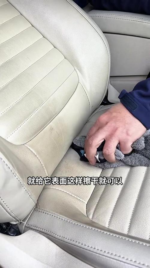 旧毛巾改造!清洁汽车内饰