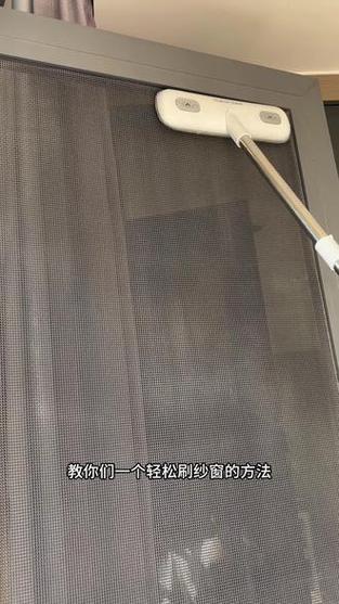纱窗灰尘堆积?湿报纸粘走脏东西!