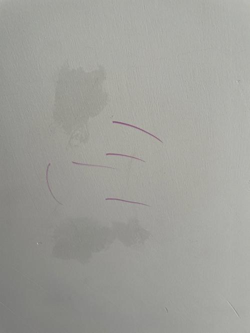 墙上钉子洞难看?白蜡笔巧妙修补!