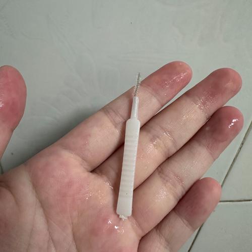 花洒清洁?旧牙刷刷洗出水孔!