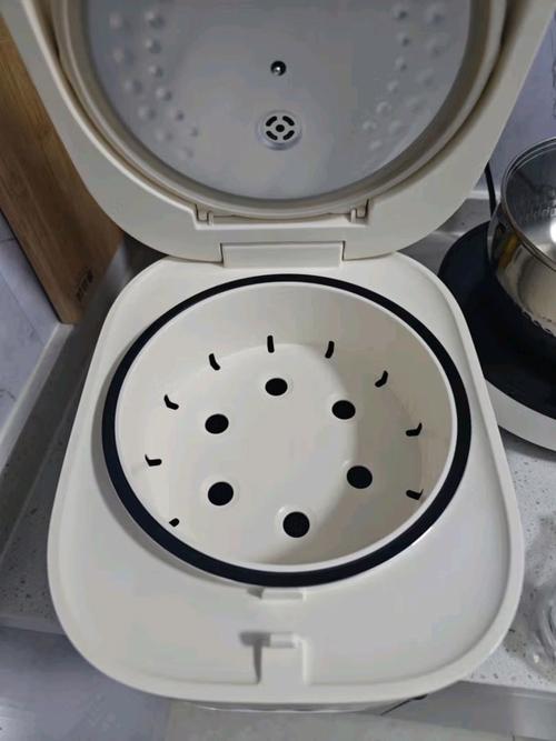 电饭煲粘锅难洗？内胆涂油再煮饭！