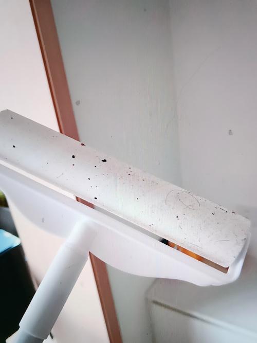 床底灰尘难清扫？DIY一根伸缩杆+粘尘滚，灰尘一扫而光