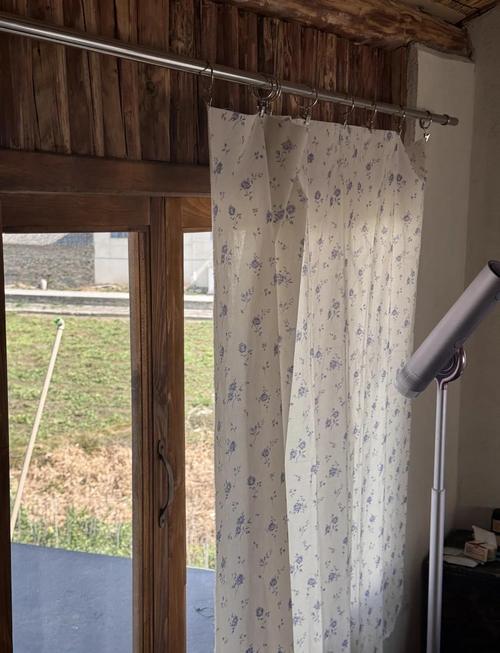 旧窗帘杆改造！DIY 成个性十足的衣架