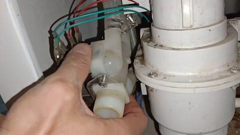 智能马桶喷嘴不出水？疏通「电磁阀」