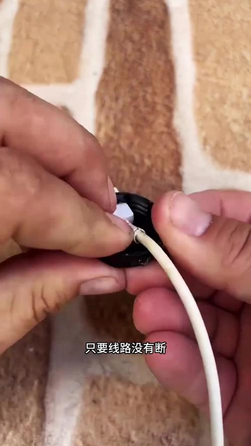数据线接口松动?热熔胶点一下加固!