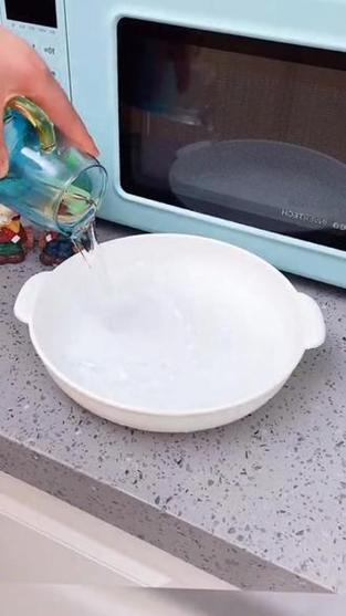 剩饭加热更松软?撒点水再进微波炉!