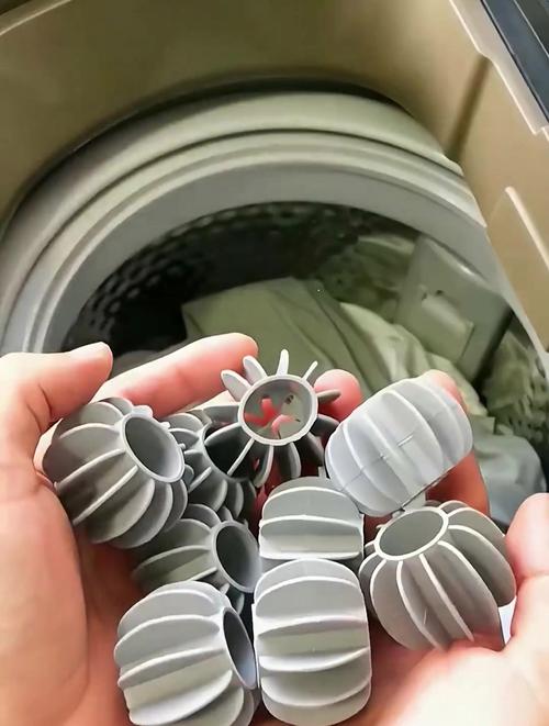 衣物防缠绕?洗衣时丢几个洗衣球!