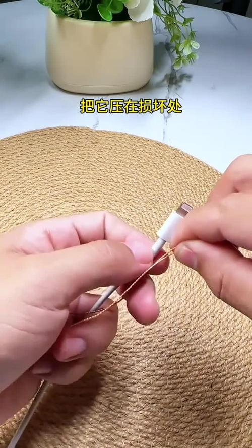 手机充电变慢?清理「充电口金属触点」
